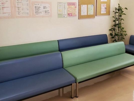 待合ソファのある廊下  