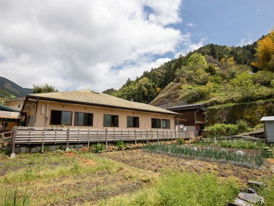 山あいに佇む一階建て建物