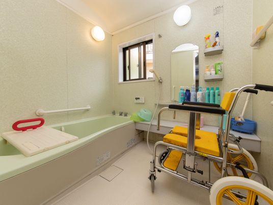 バリアフリー設計の浴室