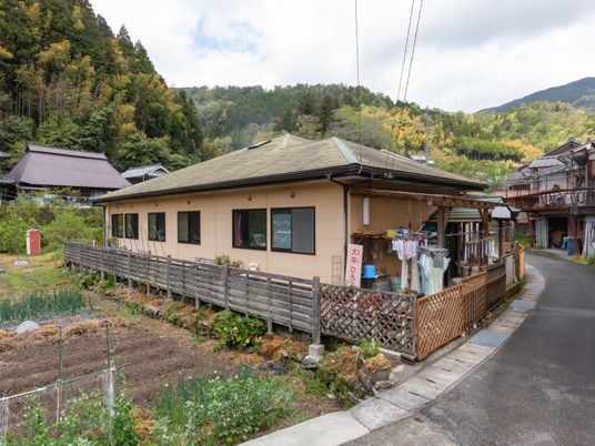 自然に囲まれた一階建て建物