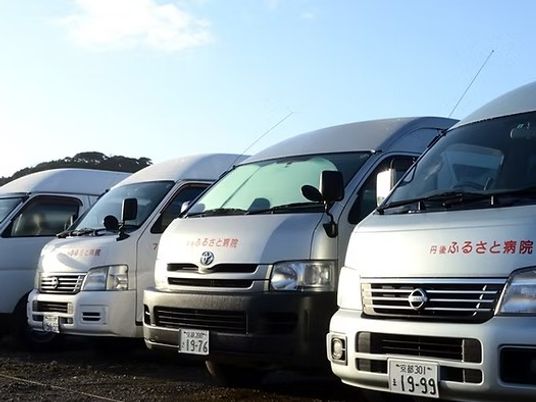 送迎車が並ぶ外観  