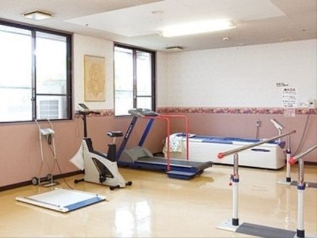運動訓練用具のある空間 リハビリルーム 明るく広々とした機能訓練室です。利用者の身体機能向上をサポートする各種トレーニング機器が揃っています。