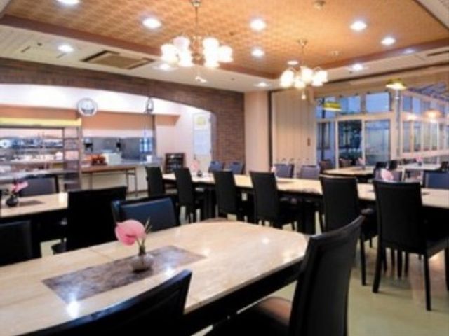 快適なダイニングルーム レストラン ゆとりのあるダイニングルームでは、居心地の良い空間での食事が提供され、毎日の憩いの場も兼ね備えています。