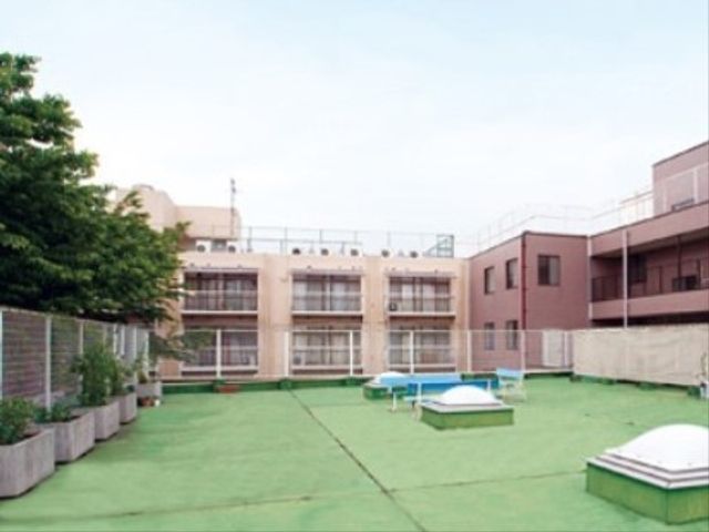 広々とした明るい中庭 屋上 屋外の憩いの場では、清々しい空気の中、入居者の方々が過ごされています。心地よい日差しの中、共に過ごす時間が盛りだくさんです。