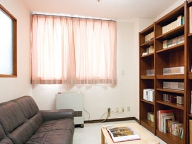 居心地の良い居室の様子 図書室 落ち着いた色合いのソファと本棚があり、のんびりと読書が楽しめる居室です。自分の好きな時間をゆっくり過ごせる空間がここにあります。
