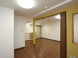 明るく広々とした居室