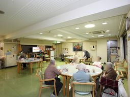 共有スペースに集う人々