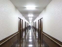 清潔な長い廊下