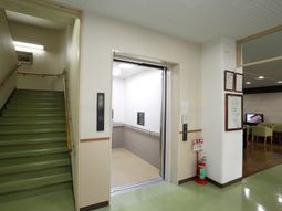 清潔な廊下と受付