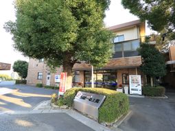 自然光溢れる建物エントランス