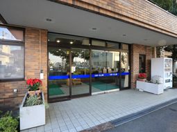 エントランスの明るい外観