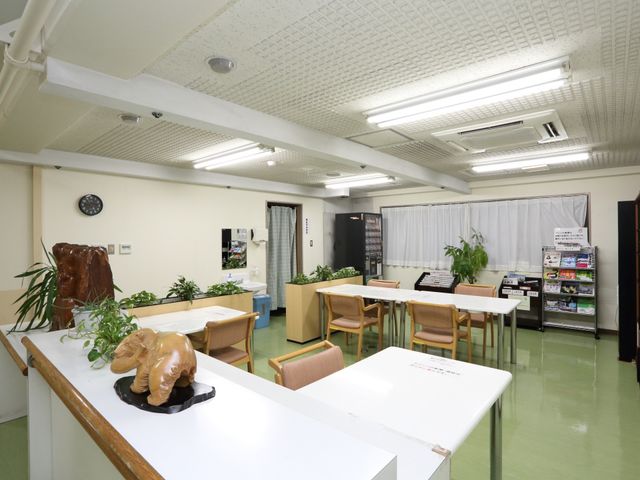 共有スペースの様子 ロビー ゆったりした多目的室で、読書やゲームを楽しめる穏やかな環境が整っています。植物が彩りを添え、心地良い空間を作り出しています。