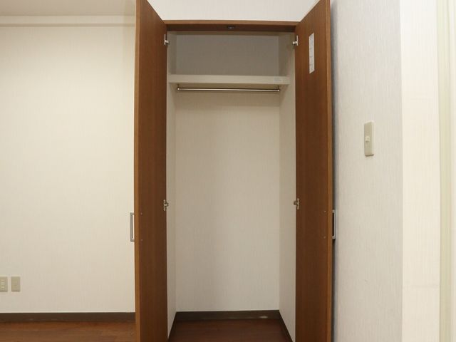 整った木目調のクローゼット クローゼット ゆとりのある木製のクローゼットは、スタッフの持ち物整理にも便利です。清潔感のあるデザインが心地よい空間を演出しています。