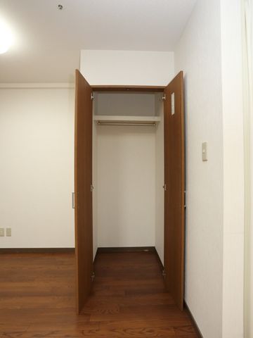 整った木目調のクローゼット クローゼット ゆとりのある木製のクローゼットは、スタッフの持ち物整理にも便利です。清潔感のあるデザインが心地よい空間を演出しています。