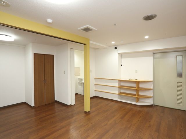 居室の内部空間 居室 広々とした快適な空間の居室です。壁に取り付けられた棚や明るい照明が、落ち着いた日常生活をサポートします。