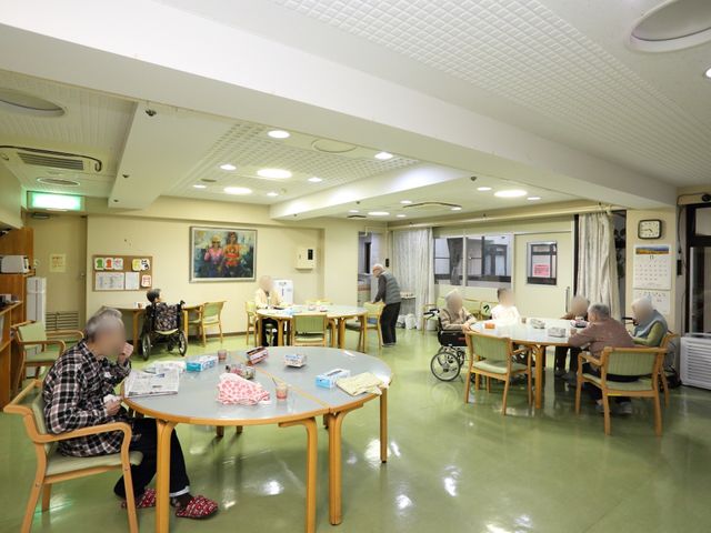 共有スペースで憩う人々 共有スペース ゆったりとした明るいダイニングで、利用者同士が交流を深める様子が伝わってきます。日々の生活の一コマを、ここで見つけることができそうです。