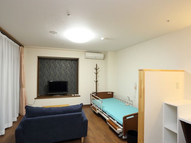 居心地の良い居室 居室 落ち着きのある色合いの居室で、快適な日々を過ごすことができます。必要な家具が備え付けられ、生活に便利な環境が整っています。