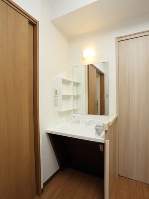 洗面台のあるシンプルな部屋