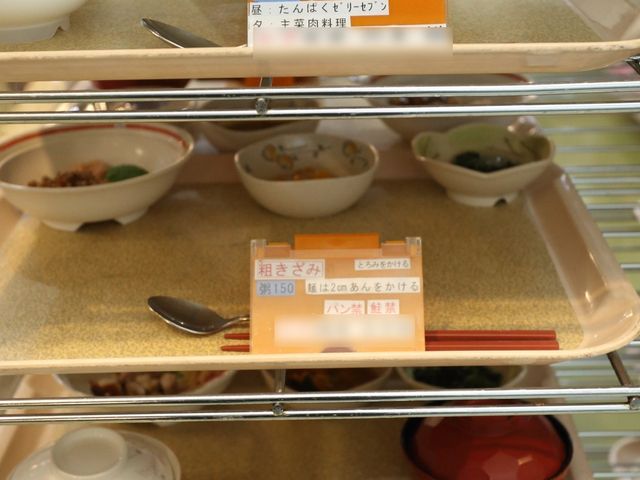 食堂の食器棚 食事 各種の食事オプションが並べられた温かみのある食堂です。細やかな配慮が感じられる食事の提供で、ご利用者様の毎日が豊かになります。