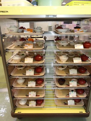 食事の準備されたカート