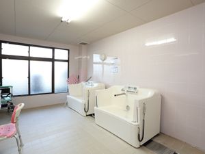 清潔なバリアフリー浴室