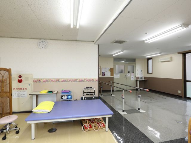 機能訓練室の整った空間 機能訓練室 床が滑りにくく、手すりが設置された機能訓練室です。リハビリをサポートする様々な器具が整っており、充実した設備が魅力です。