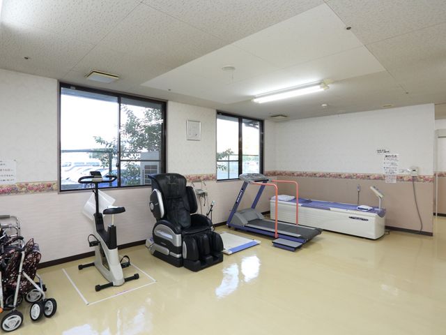 機能訓練機器のある部屋 機能訓練室 整った設備の明るい機能訓練室です。健康維持のサポートを求める方に最適な環境が整っています。