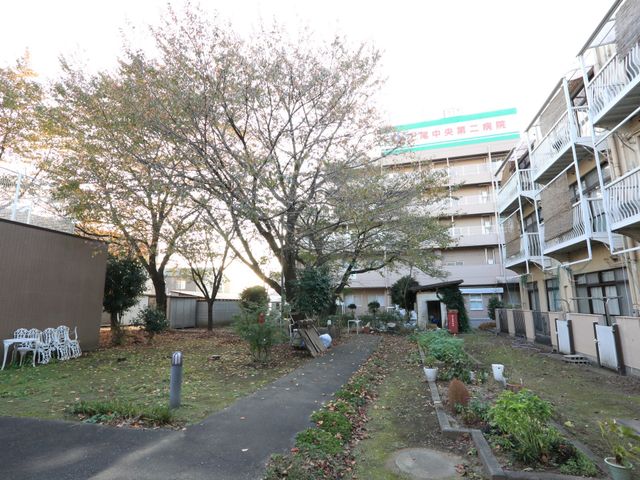 緑豊かな中庭 外観 自然のぬくもりを感じる中庭があり、休憩や散歩に最適な環境をご用意しています。癒しの一時をこの場所でお過ごしいただけます。