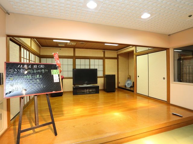 広々としたきれいな和室 共有スペース 広々とした和室は落ち着いた雰囲気で、テレビやレクリエーションも楽しめる空間です。お問い合わせくださいませ。