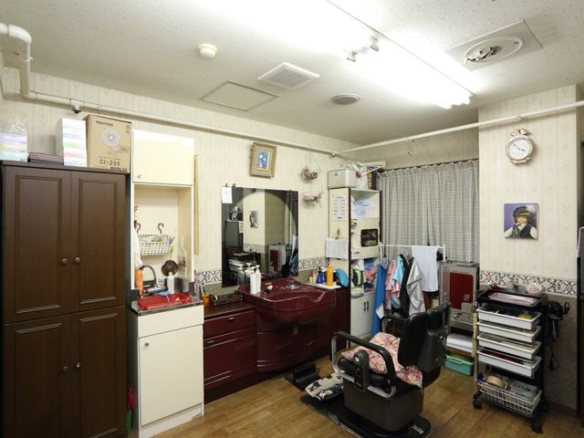 機能的な理美容室 理美容室 きれいに保たれた理美容室で、入居者の方々はおしゃれを楽しむことができます。明るく清潔感のある空間が印象的です。