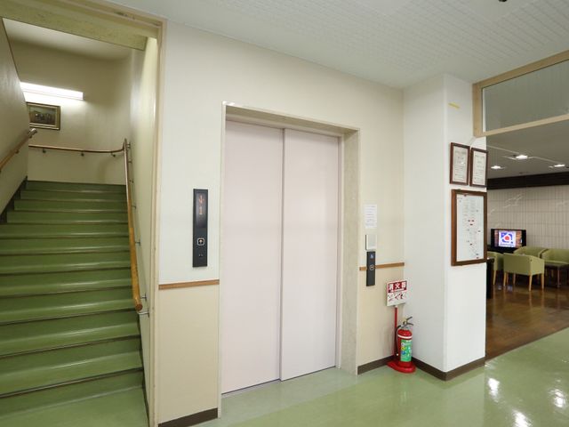 エレベーターと階段の傍 エレベーター ゆったりとしたスペースのある通路です。エレベーターと併設の階段が、移動をスムーズにサポートします。