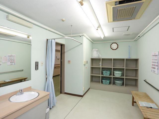 清潔な洗面所 脱衣所 手入れが行き届いた洗面スペースです。広々としていて、日々の準備に何も不自由はございません。