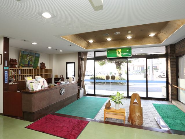 応接エリアの綺麗なエントランス 玄関 温かみのあるデザインのエントランスで、訪れる皆様を優しく出迎えます。広々として安心感を感じられる空間です。