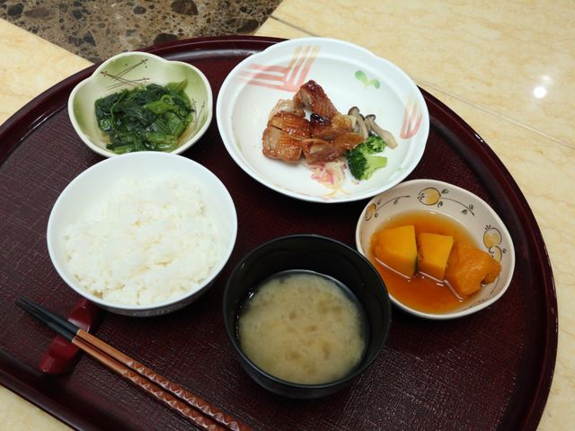 和食のバランスの取れた食事 食事 栄養バランスを考慮した和食の一例です。食事の時間が日々の楽しみの一つになります。