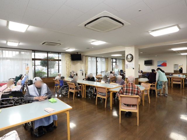 広々とした共有ダイニング 談話室 開放的なダイニングルームでは、入居者の皆様が集い、食事や対話を楽しまれています。窓からの自然光が心地よい空間を演出しており、快適にお過ごしいただけます。
