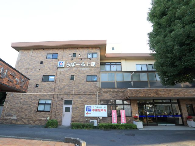 清潔感ある施設の外観 外観 清潔で落ち着いた雰囲気の入口は、明るく温かみを感じさせ、迎え入れます。安心の環境でお仕事を始めませんか。