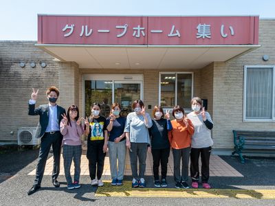 笑顔でポーズをとるチーム