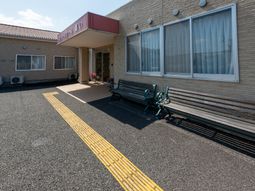 明るい外観の建物エントランス