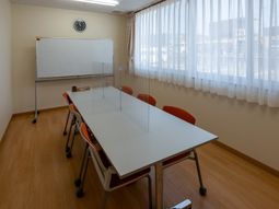 会議室のテーブルと椅子