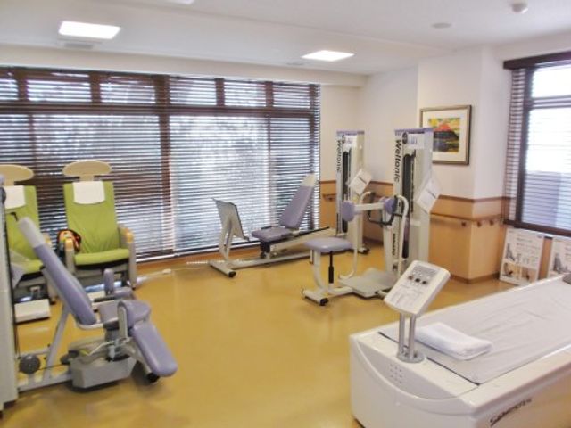 明るい機能訓練室 トレーニングルーム 広々とした機能訓練室では、充実した設備で体力維持・向上をサポートします。利用者の健康を第一に考えた設計となっております。