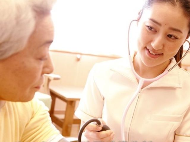 スタッフと利用者の会話 サポート２ 笑顔で対応するスタッフが明るい雰囲気を創出し、心地よいコミュニケーションを大切にしています。