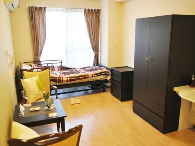 居心地の良い個室空間 居室 手入れが行き届いた居室は、快適な生活空間を提供します。個々のニーズに合わせた家具配置で、落ち着いて日々を過ごせます。