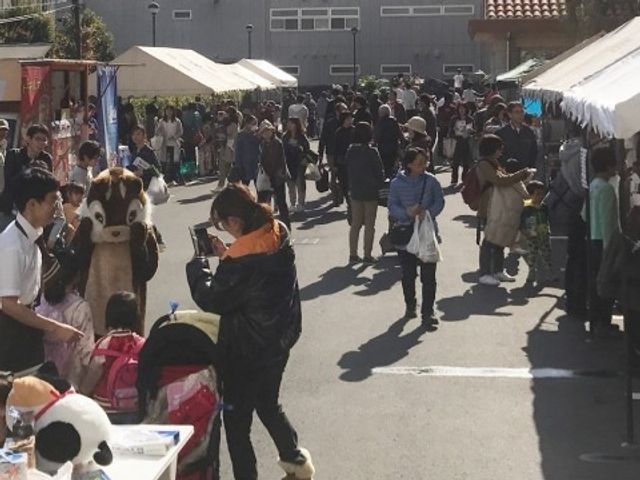 屋外のイベント風景 レクリエーション 広々とした中庭で開催されるイベントは、利用者様に潤いと楽しいひと時を提供しています。スタッフも積極的に関わり、交流を深めています。