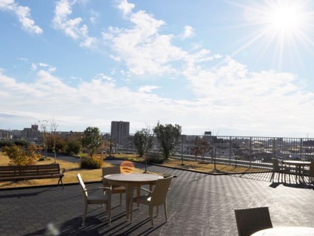 晴れた日のテラス 屋上庭園２ 日差しが心地よいテラスでは、穏やかな時間を過ごすことができます。周囲の景色と共にリラックスしたひとときをお過ごしいただけます。