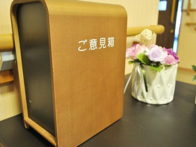 応接エリアの案内板 環境６ 暖かみのある案内板が設置された受付では、訪れる人々を優しく迎え入れます。