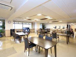 広々とした明るい食堂