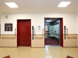 赤い扉のある廊下