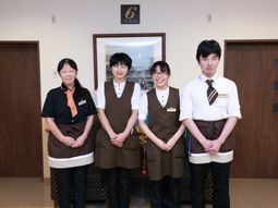 笑顔のスタッフ4人