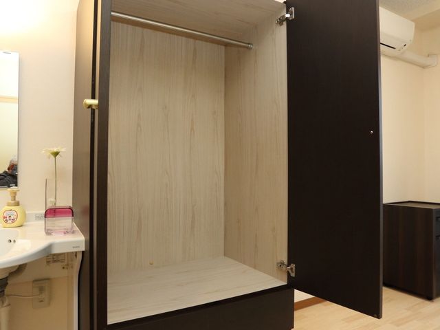 広々した木製のクローゼット 洋服ダンス  落ち着いた色合いのクローゼットは、収納力も高く、見た目にも美しく機能的です。自分の物を整理しながら新しい生活に馴染めます。