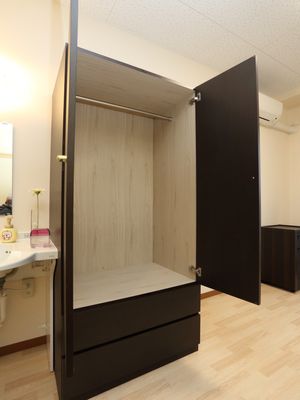 広々した木製のクローゼット